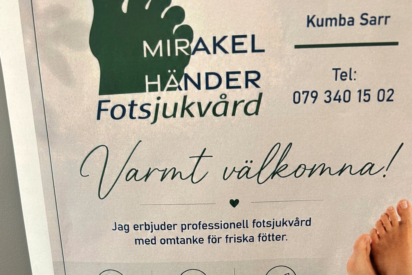 Skylten hos Mirakel Händer Fotsjukvård: Varmt välkomna. Jag erbjuder professionell fotsjukvård med omtanke för friska fötter.