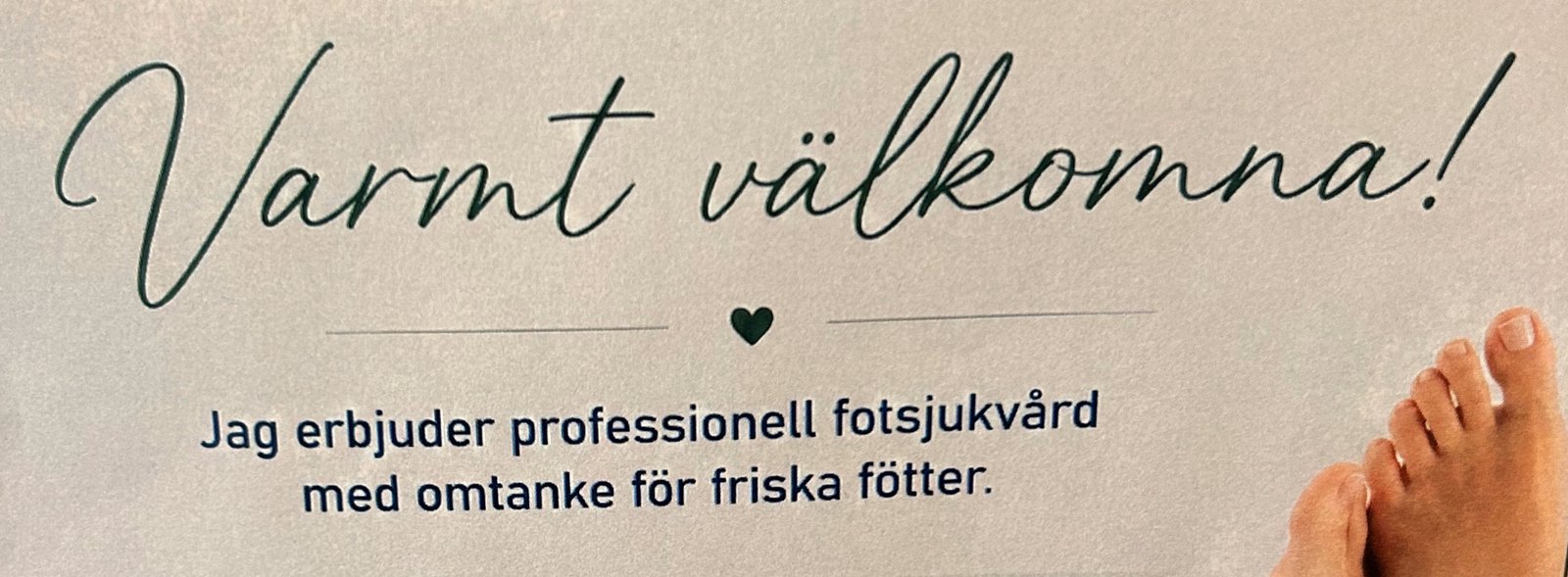 Detalj från skylten på mottagningen: Varmt välkomna! Jag erbjuder professionell fotsjukvård med omtanke för friska fötter.